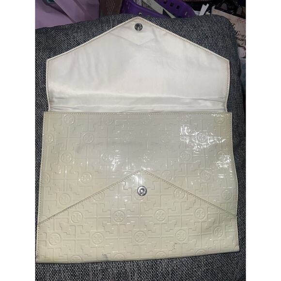Tory Burch Cream Patent Leather Large Envelope Clutch Embossed TB Logo - Picture 8 of 9